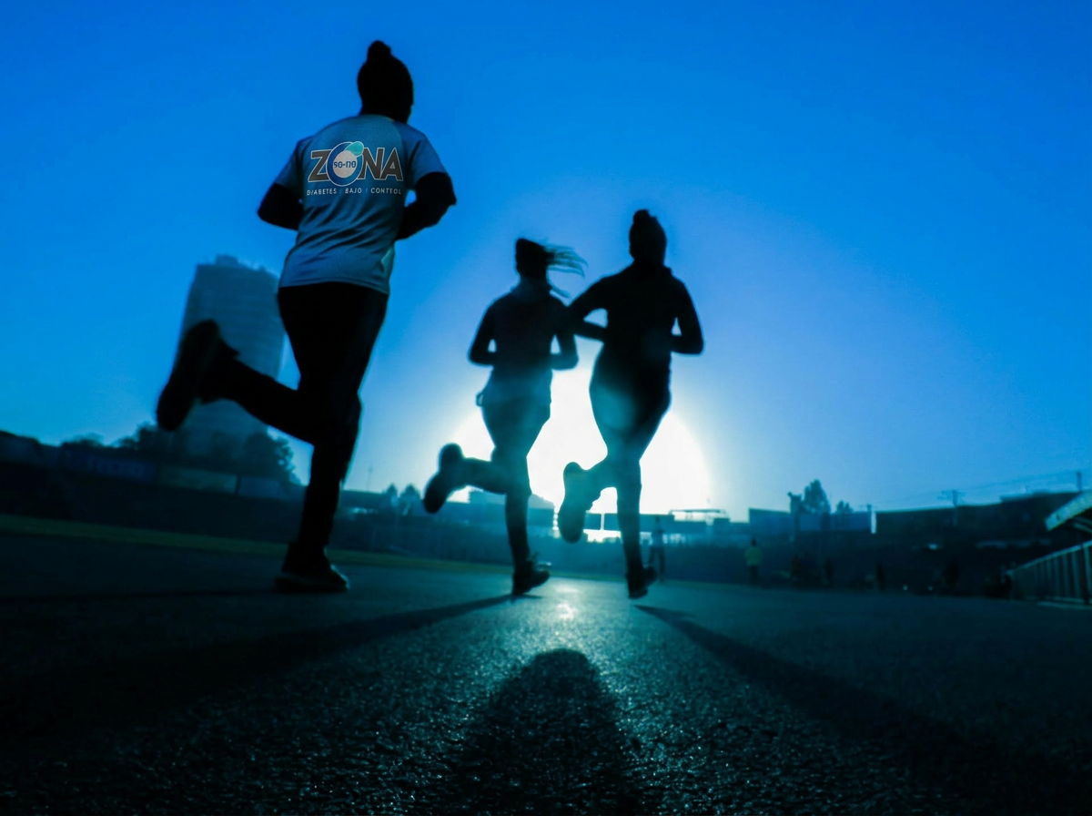 Comunidad de corredores entrenando al amanecer